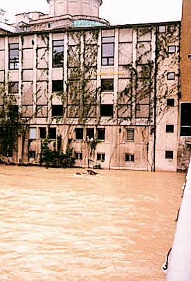 Hochwasser an Pfingsten 1999 im Bereich des Deutschen Museums.	Foto: Amt