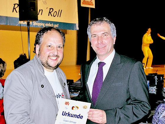 TSG-Vorstand Jürgen Schropp (links) wurde von Armin Prosch mit der goldenen Ehrennadel des DRBV ausgezeichnet. Foto: VA