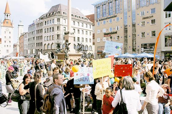 Viele Kinder und Jugendliche machten am Marienplatz aufmerksam auf die Wichtigkeit der Jugendarbeit. 	Foto: VA