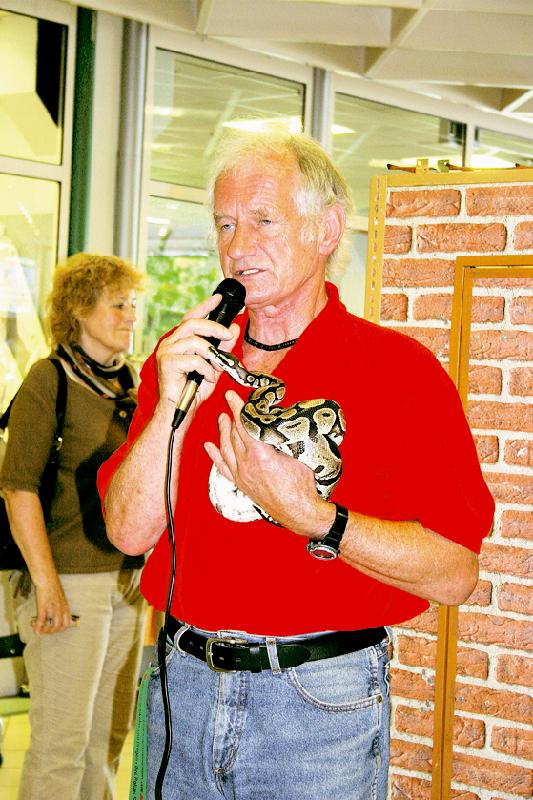 Jürgen Hergert erklärt den Besuchern des Isar-Centers viel Spannendes über Schlangen.	Foto: hw
