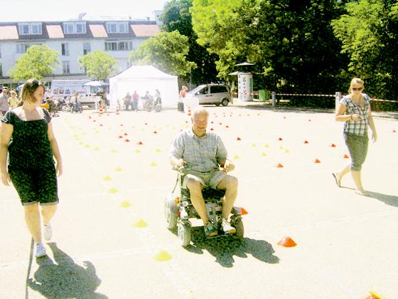 Vom Fußgänger zum Rollstuhlfahrer auf Zeit  eine neue Erfahrung für viele Echinger.	Foto: VA
