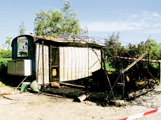 Der Bauwagen und das Vorzelt des Kindergartens sind völlig zerstört.	Foto: KiGa