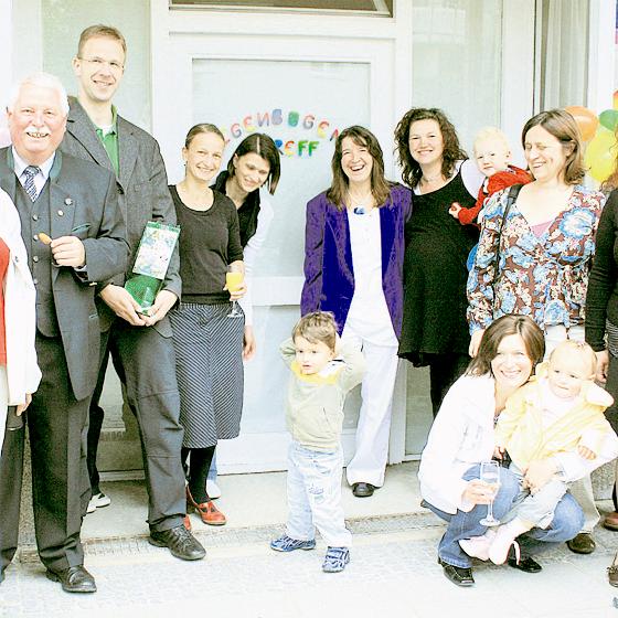 Freudestrahlend wurde der Regenbogentreff von Familien sowie von Bezirksrat Anton Spitlbauer und Dr. Michael Balk (v. li.) von der Gesamtleitung in Betrieb genommen. 	Foto: Hirt