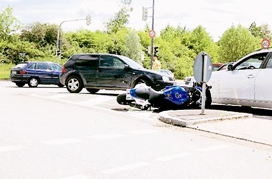 Der Motorradfahrer erlitt bei dem Unfall Frakturen. 	Foto: Polizei