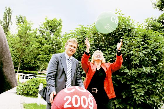 Um wieviel »leichter« der CO2-Ausstoß Garchings bis 2020 werden soll, zeigt Bürgermeisterin Hannelore Gabor mit Hilfe von Prof. Dr. Manfred Miosga. 	Foto: em