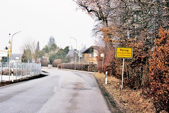 Der Durchgangsverkehr in Pöring soll durch eine ringförmige 30-Zone und »Starenkästen« am Ortseingang vermindert werden. Foto: P. Tränkel