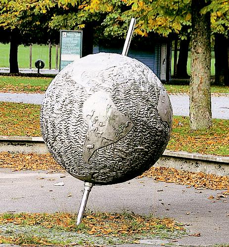 Bei der Führung zu sehen: Der »Globus« von Wolf Hirtreiter, der 1974 am Theodor-Heuss-Platz errichtet wurde. Foto: SPD