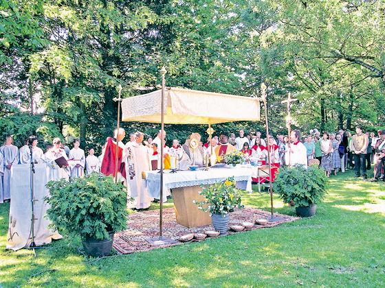 Die Ottobrunner Pfarreien feiern auf der Eichendorffwiese Gottesdienst.  Foto: Privat