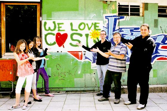 Sie lieben ihr »Cosi« und feiern am Samstag 40-jähriges Jubiläum: Jugendliche und die Cosi-Betreuer Emre, Volker Jäntschi und Heinz Weigl (v.r.).	Foto: ko