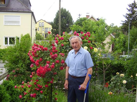 Trotz zahlreicher Ehrenämter bleibt dem 84-jährigen Günther Kaiser noch ge­nügend Zeit, um die Rosen in seinem Garten zu genießen.	Foto: js