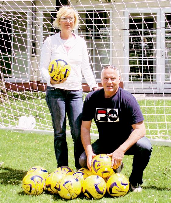 Antje Kaiser und Klaus Heun von »Grünwald hilft« laden zum Fußball-Cup ein.   Foto: Woschée