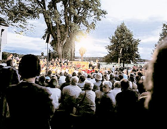 Ein Sonnwendfeuer und zünftige Musik erwartet die Besucher in Siegertsbrunn. Foto: Veranstalter