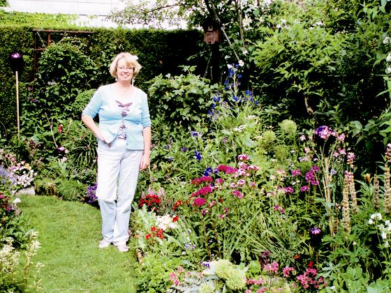 Regina Probst öffnet am Tag der offenen Gartentür ihren Garten in der Platanenstraße 34 in Taufkirchen für Gartenliebhaber.  Foto: Woschee