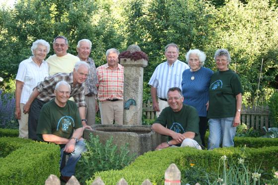 Thorsten Guhlke (kniend rechts) zeigt mit den aktiven Mitgliedern seines Vereins am Sonntag den Garten, hier im Bauerngarten.	Foto: pt
