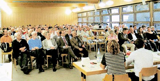 220 Ramersdorfer kamen zur Bürgerversammlung im Pfarrsaal Verklärung Christi.	Foto: aha