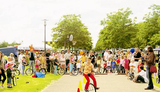 Das Promenadefest ist das jährliche Highlight der Messestadt Riem. Mit Bühnen- und Aktionsprogrammen sowie Spiel und Spaß für Kinder feiert man dieses Jahr ihren zehnten Geburtstag. 	Fotos: Kulturzentrum