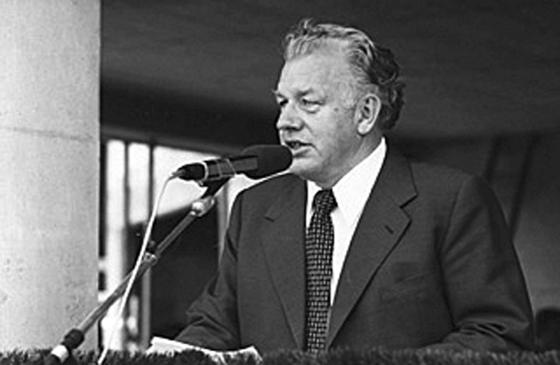 Josef Schörghuber bei einer Rede zur Eröffnung des Arabellahauses 1969.