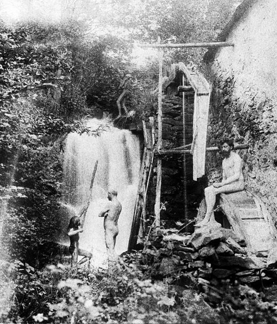 Damals eine Sensation: Erich Mühsam 	beim Lichtbaden 1904 in Arcegno.	Foto: Monacensia. Literaturarchiv