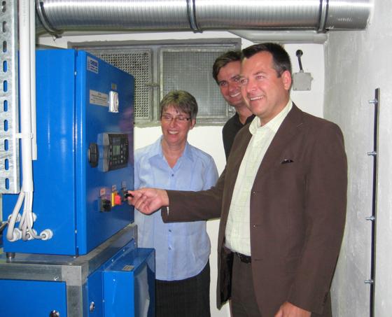 Stadtrat Josef Schmid (vorne) nahm das Blockheizkraftwerk mit den BA-Mitgliedern Gabriele Steffe und Alexander Dietrich (alle CSU) in Betrieb.	 Foto: au