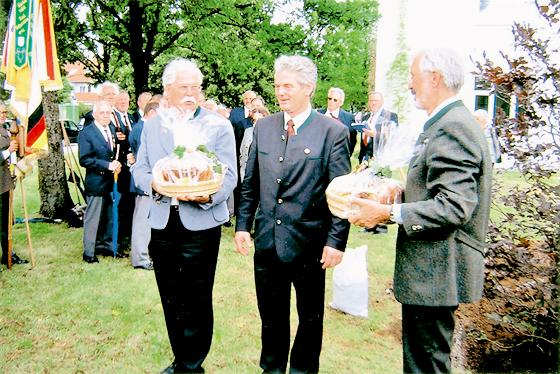 Beim 25-jährigen Jubiläum vor fünf Jahren besuchte Bischofshofens Bürgermeister Jakob Rohrmoser (Bildmitte) mit 180 Mann Unterhaching. Es freuten sich Altbürgermeister Erwin Knapek (r.) und 2. Brgm., Volker Panzer (l.)  Foto: Städtepartnerschaftskreis