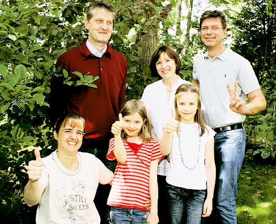 Sie wünschen sich sehnlichst eine Minigolfanlage in Haar: Victoria Herz und Antonia Bräuer (vorne, Mitte) mit ihren Eltern.  Foto: pt