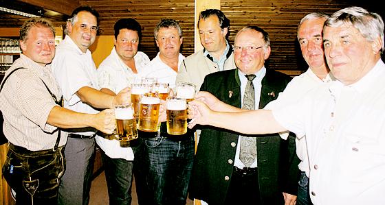 Bürgermeister Josef Riemensberger (dritter von rechts) stieß schon einmal mit an  auf ein erfolgreiches Echinger Voksfest.	Foto: VA