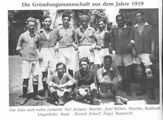 90 Jahre Vereinsgeschichte: Die Gründungsmannschaft des FC Phönix Schleißheim, aufgenommen in den Anfangsjahren.	Foto: Verein