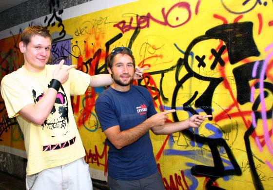 Echte Graffitikunst ist in der Unterführung dringend nötig, finden Alexander Golombek (r.) und Patrick Simon vom Schwabinger Jugendtreff.	Foto: ko