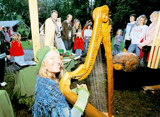 Gabriele Ogrissek spielte für die Besucher des 1. Sommernachtswaldes an der Grünwalder Sauschütt auf der Harfe.  Foto: Schunk