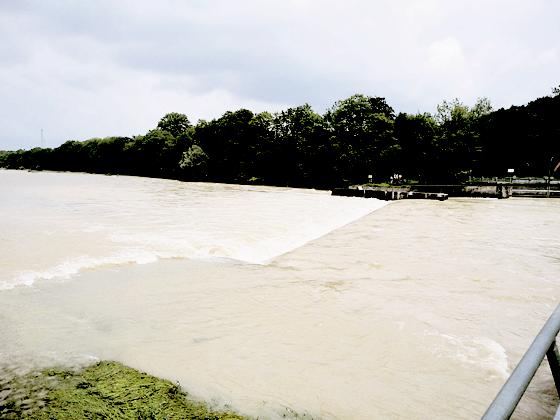 Die Isar führt durch die zahlreichen Regenfälle gefährliches Hochwasser.  Foto: Wasserwacht