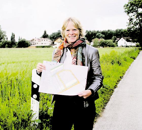 Bürgermeisterin Ursula Mayer präsentiert vor Ort den Plan für das »Gewerbegebiet Siegertsbrunn Nord«.  Foto: Schwarz-Mehrens