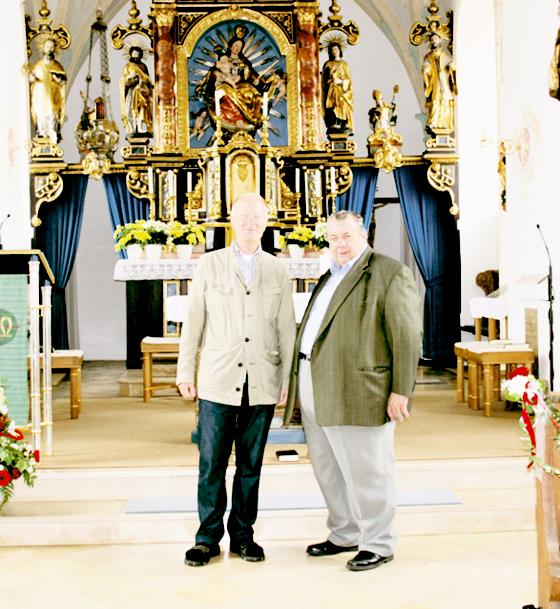 Pfarramtsvorsitzender Georg Fischer und Kirchenpfleger Jakob Glas freuen sich auf das Fest zum 100-Jährigen Bestehen von St. Johannes d. Täufer.  Foto: hw