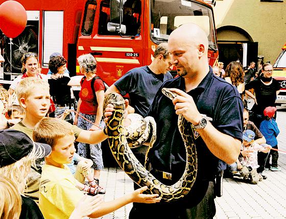 Auch für exotische Tiere ist die Feuerwehr zuständig, erlebten die Besucher am Wochenende.	F.: Feuerwehr