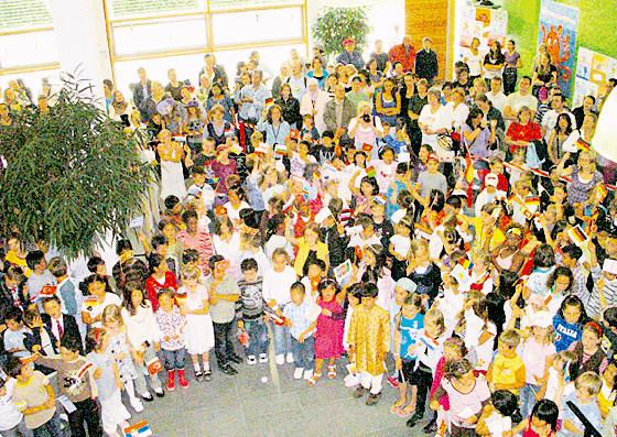 Viele Kinder aus zahlreichen Nationen feierten gemeinsam ihr Grundschul-Sommerfest.	Foto: VA