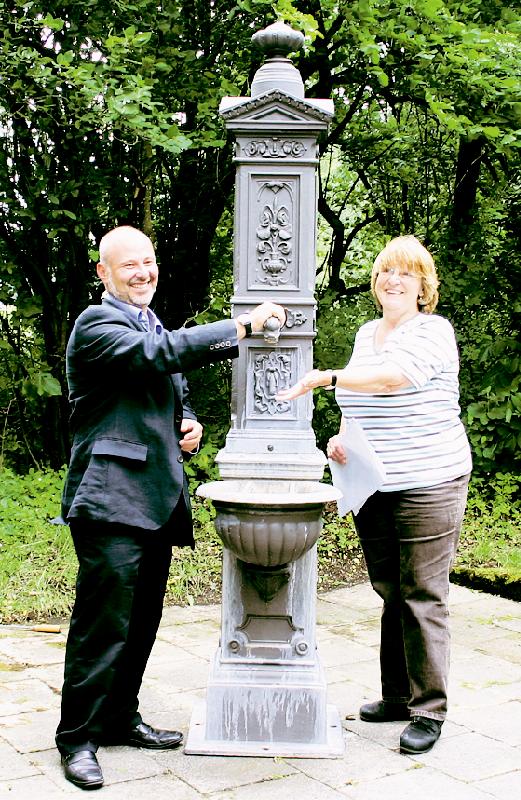 Schenkungspapiere überreicht: Rainer List von den SWM übergibt Adelheid Dietz-Will (BA 5) einen Brunnen, der am Gasteigkircherl aufgestellt werden soll. Foto: ak