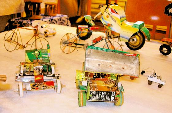 Aus Müll basteln Kinder in Afrika dieses »Recycling-Spielzeug«.	Foto: Privat