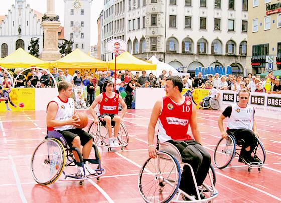 Auch beim Rollstuhlbasketball geht es rasant zu, zu erleben am Samstag am Marienplatz.	Foto: Kovac