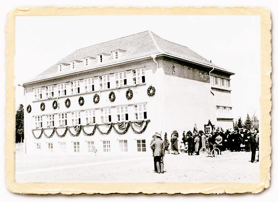 Die Neubiberger Grundschule bei ihrer Einweihung vor 80 Jahren.  Repro: mst