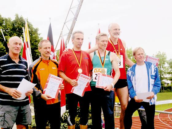 Gold gab es für Dr. Gerhard Zorn vom TSV Vaterstetten (3. v. r.), der im 200-Meter-Sprint in der Altersklasse M50 siegte.  Foto: Oswald