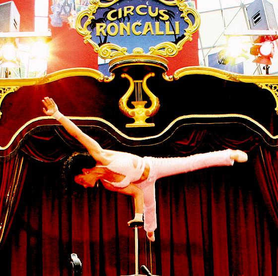 Am Nachmittag treten Artisten des weltberühmten Circus Roncalli am pep point auf.	Foto: Föll