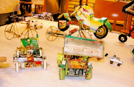 Aus Müll basteln Kinder in Afrika dieses »Recycling-Spielzeug«.  Foto: Privat