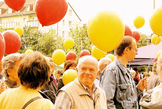 Der Curt-Mezger-Platz wurde zum Ballon- und Menschenmeer. 	Foto: ah