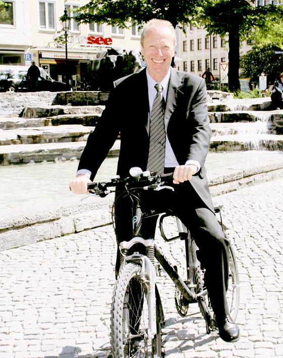 Bürgermeister Hep Monatzeder startet die Radltour für den Klimaschutz. Foto: Büro Monatzeder