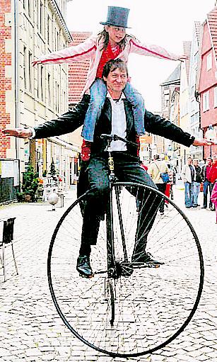 Hochradfahrer Hans Rügner wird sein Können zeigen. 	Foto: Carolinenkirche