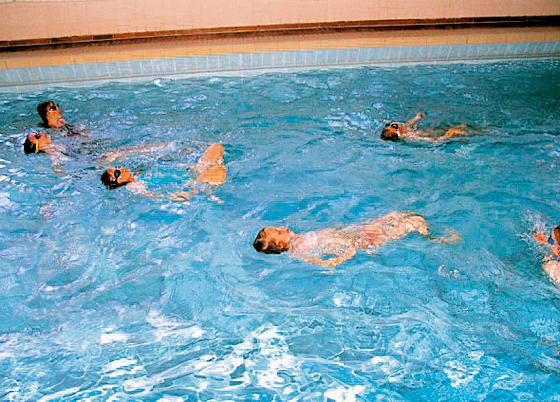 Ob Kraul oder Rücken im Familienzentrum Poing lernt jeder mit Spaß das Schwimmen.	Foto: VA
