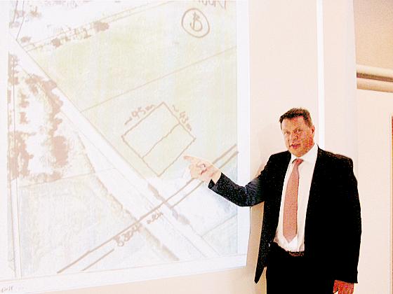 Bürgermeister Piet Mayr zeigt den geplanten Standort, ein gemeindliches Grundstück an der B 304. Foto: Oswald