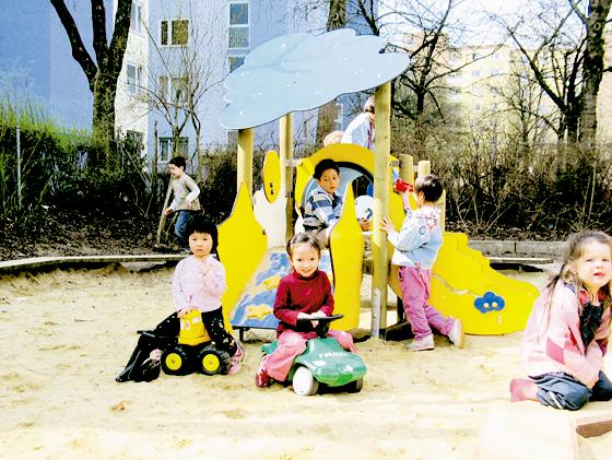 Die Kinder aus dem Kindergarten St. Jakobus würden gerne mit Krippenkindern spielen. Foto: aha