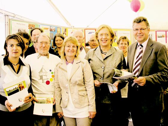 Bürgermeister Edwin Klostermeier und Landrätin Johanna Rumschöttel (v. r.) zusammen mit Mitgliedern des Lenkungskreises. Foto: Schwarz-Mehrens