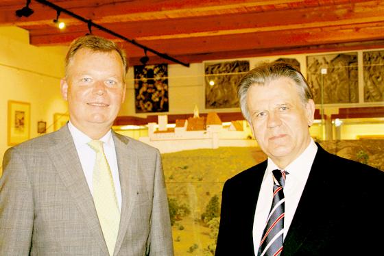 Bürgermeister Jan Neusiedl und Prof. Ludwig Wamser (v. l., Leitender Direktor der Archäologischen Staatssammlung). Foto: hol