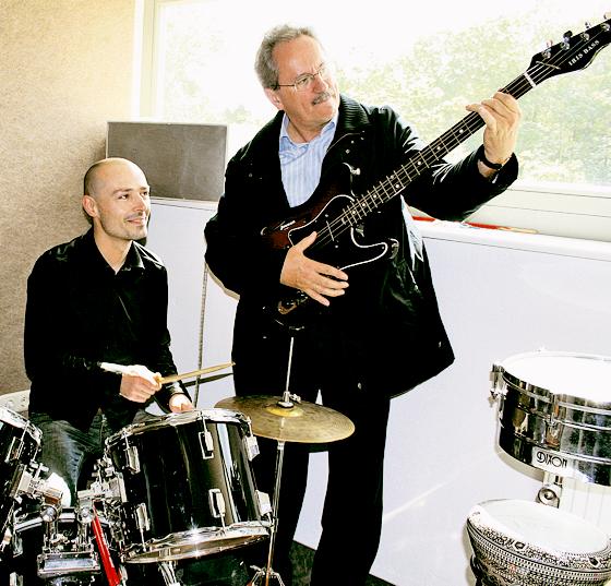 Zdenko Curulija (links) kann wirklich Musik machen  Christian Ude tut hier nur so.	Foto: em